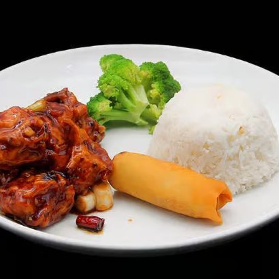 General Tso’s Chicken (L) — Taibat Restaurant Artesia